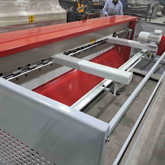 LRGM 3050 x 4mm  NC Kontrollü Rediktörlü Giyotin Makas LİNDA MACHİNE - Guillotine Machines