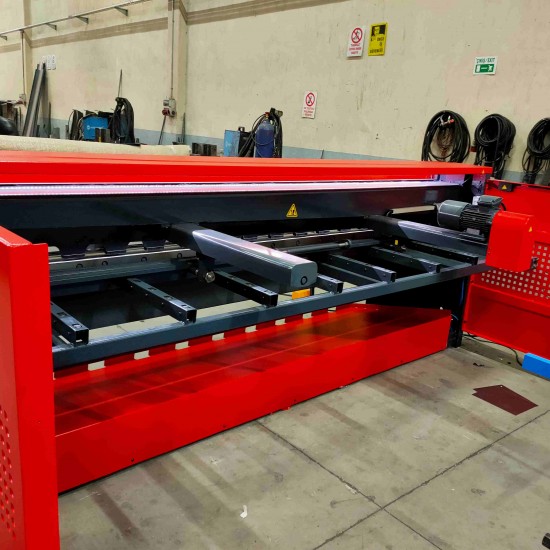 LRGM 3050 x 3mm Rediktörlü Nc Kontrollü 750mm LİNDA Machine Giyotin Makas